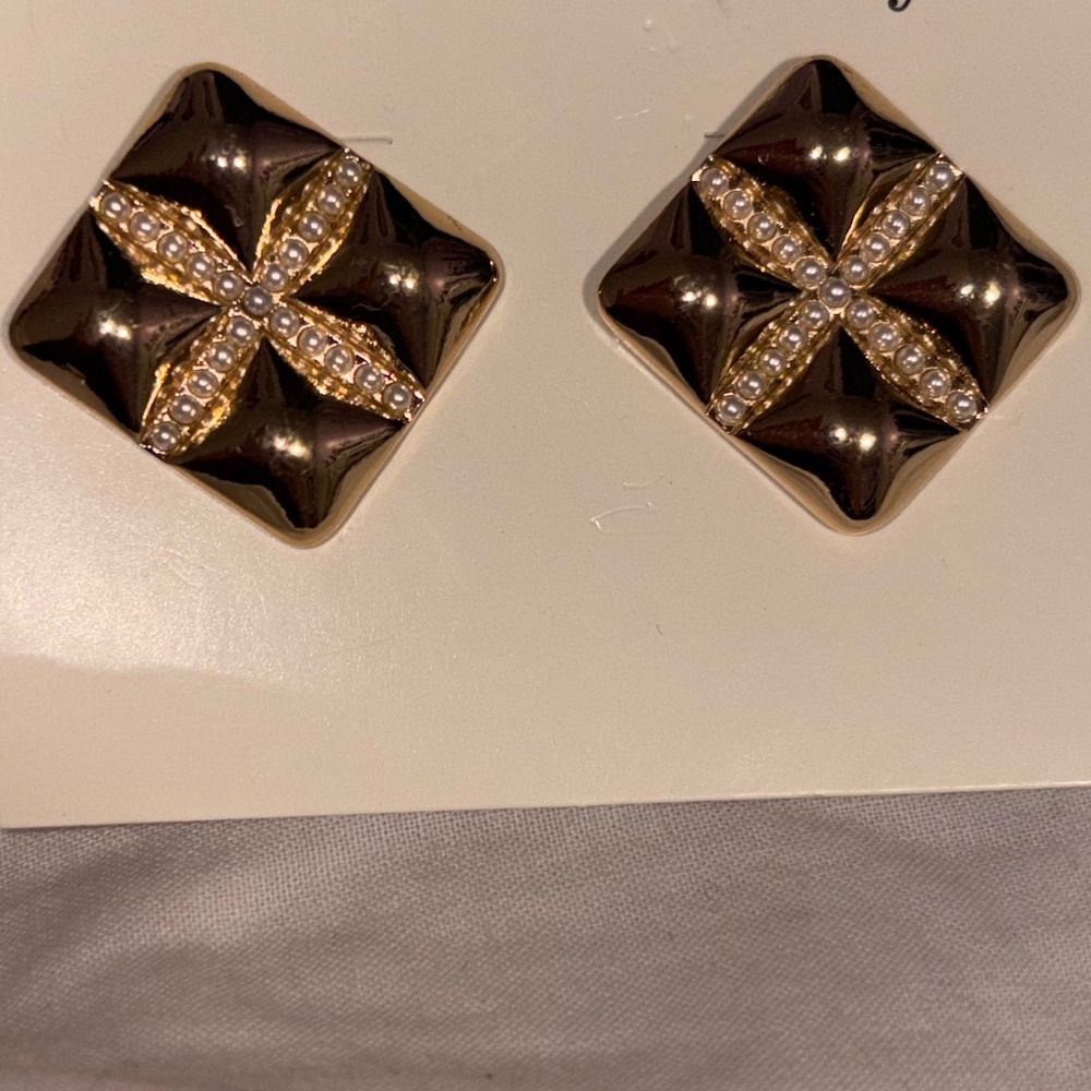 Gold Quilted Square Stud Earrings Bling NEW
